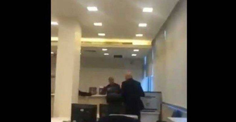 بالفيديو.. رجل مسن داخل مصرف حاملا 