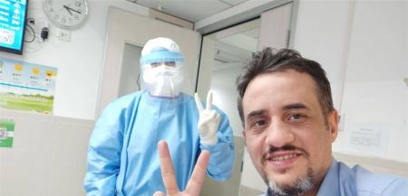 بالفيديو.. أول عربي يتعافى من "كورونا"