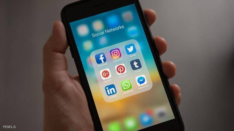 استخدام الهاتف في المرحاض يزيد من فرص الإصابة بـ