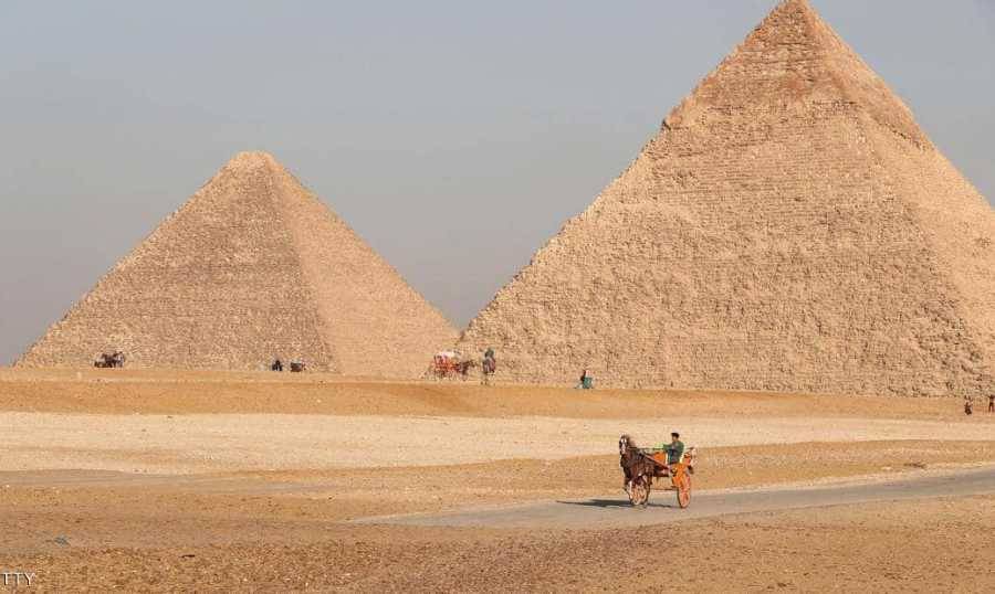 مصر.. شاب يلقي بنفسه من فوق الهرم