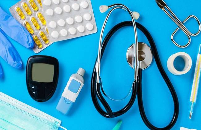 نقيب الصيادلة: الأدوية متوفرة.. والمشكلة في المستلزمات الطبية