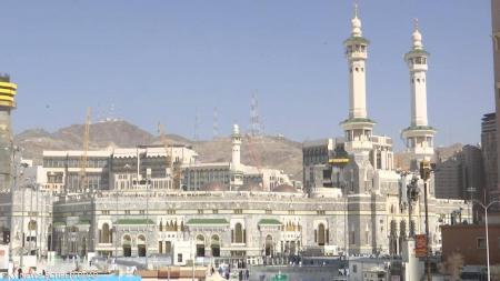 السعودية تعلق الصلاة والتواجد بساحات الحرمين الشريفين