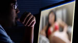 هدَّدها بنشر صور وفيديوهات حميمة بغية ابتزازها