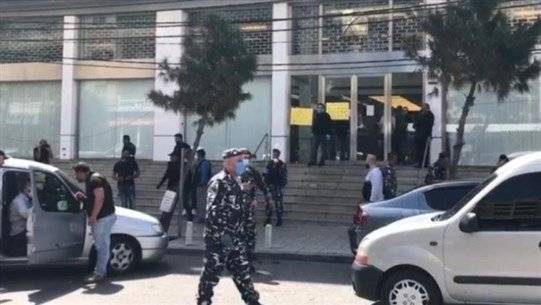 في صور.. رفض المصرف إعطاءه أمواله فأقفله واحتجز الموظفين
