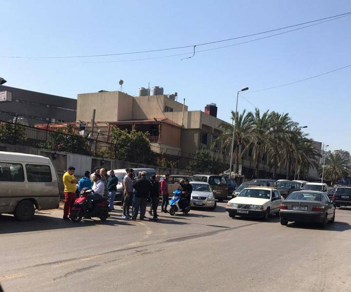 سائقو الباصات يحتجون في الشويفات