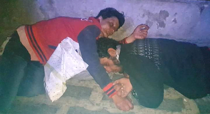 أم وإبنها إفترشا الأرض في ساحة حلبا ليلا
