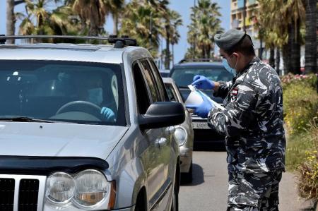 قوى الأمن: مستمرون في توزيع الكمامات