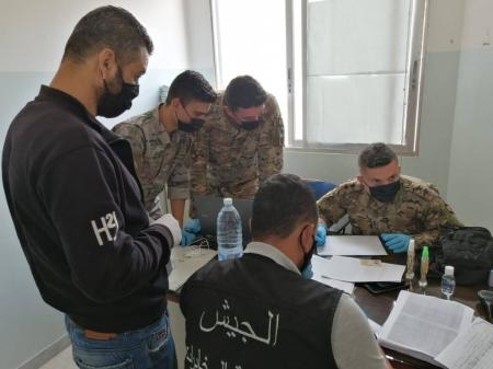 الجيش يواصل توزيع المساعدات الإجتماعية
