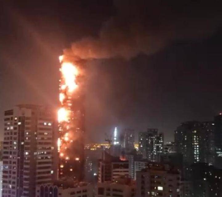 بالفيديو.. حالات إختناق بحريق في مبنى مؤلف من 40 طابقا بالشارقة