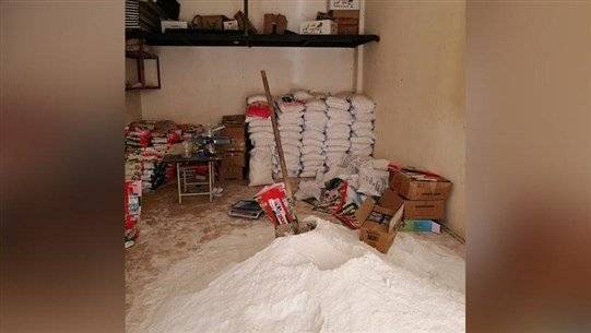 دهم مستودع وإقفاله بالشمع الاحمر.. لتقليده مواد تنظيف