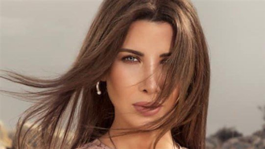 نانسي عجرم غاضبة من قرار إعادة إقفال البلد