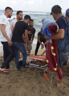متطوعون ينقذون  فتى من الغرق