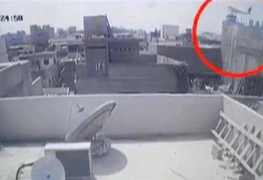 بالفيديو: لحظة السقوط المروِّع للطائرة الباكستانية