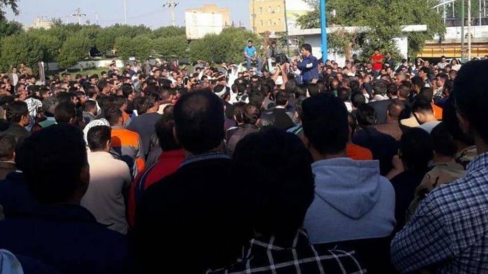 عمال الأحواز في عوز.. و200 ألف دولار إلى جيب المحافظ