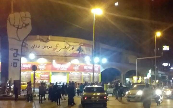 محتجون يقطعون ساحة النور بالسيارات والعوائق
