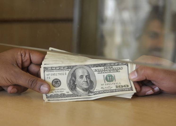 كم بلغ سعر صرف الدولار للتحاويل النقدية ؟