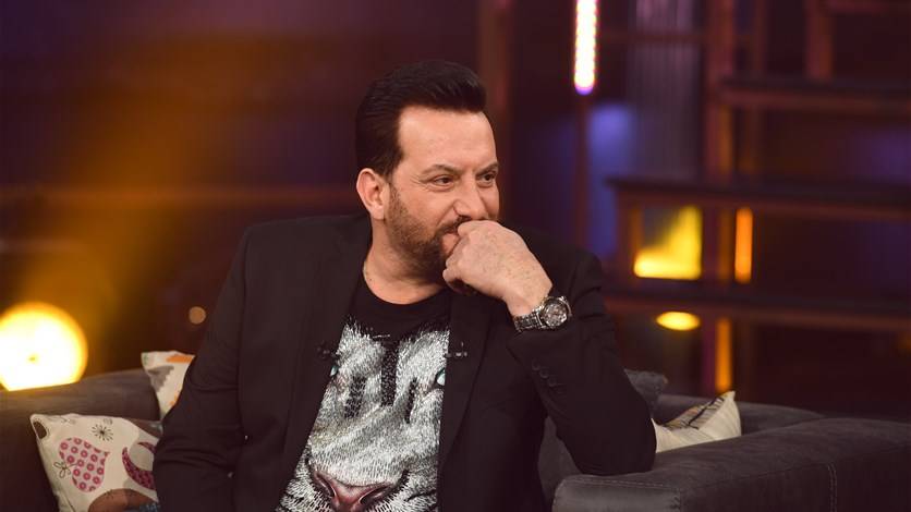 كيف علّق ابن محمد اسكندر على رفع والده السلاح داخل احد المصارف؟