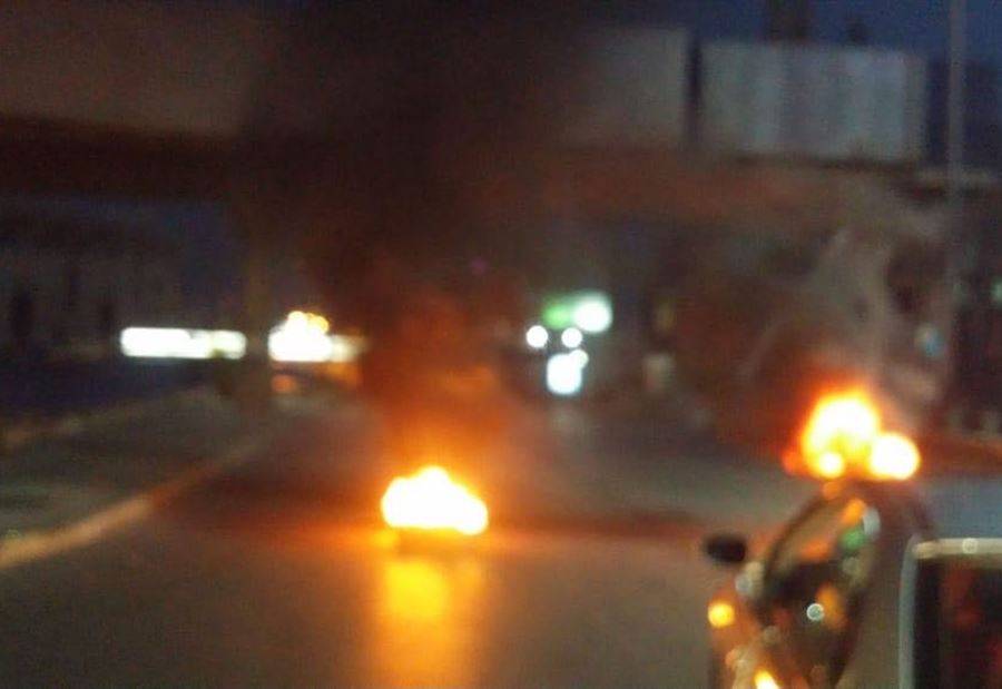محتجون يقطعون طريق المدينة الرياضية