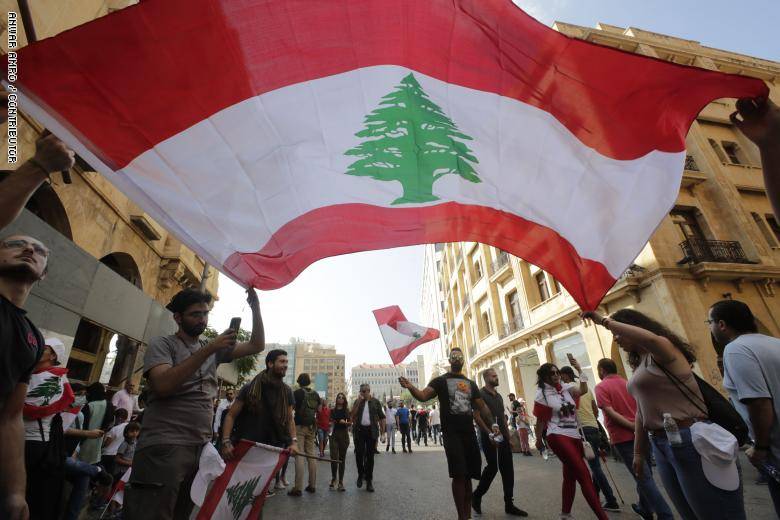 توافد متظاهرين الى 
