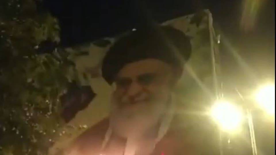 بالفيديو.. إيرانيون غاضبون يحرقون صورة خامنئي في مشهد