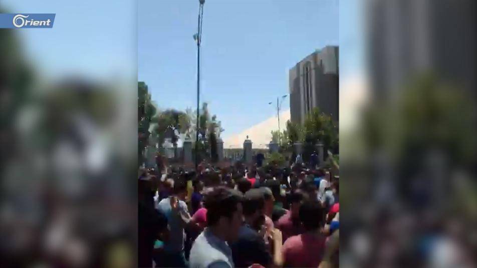 على وقع انهيار تاريخي للعملة.. مظاهرات تُلهب شوارع طهران