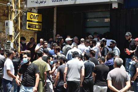 بالصور.. زحمة أمام الصرّافين في الحمرا والغبيري