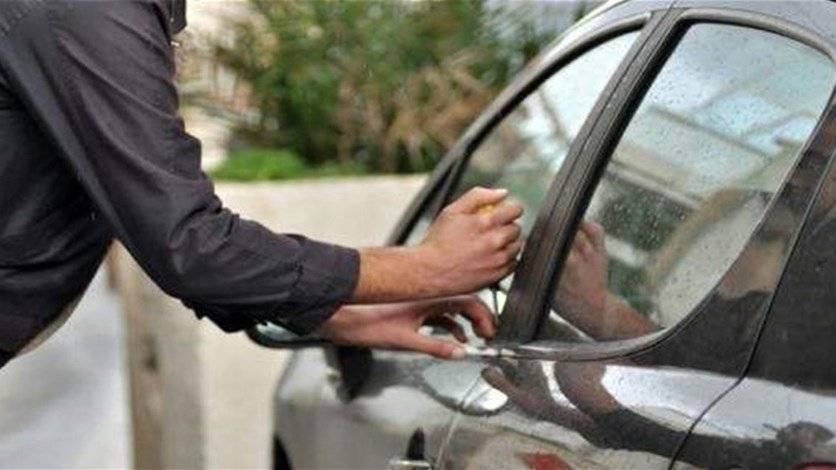 توقيف شخصين أثناء سرقتهما سيارة