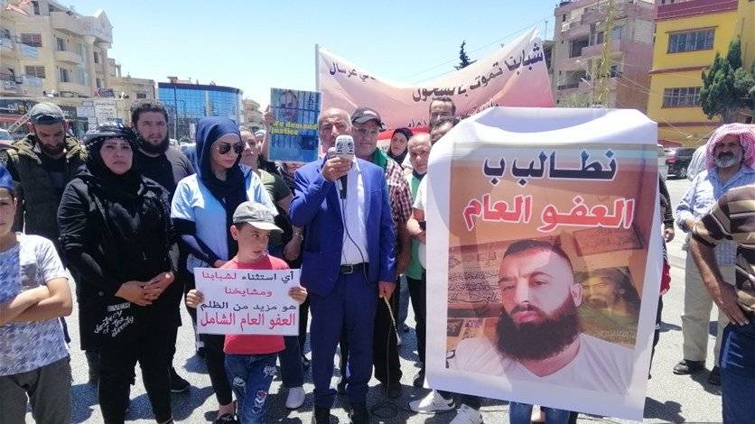 مطالبون بالعفو يقطعون طريق بعلبك