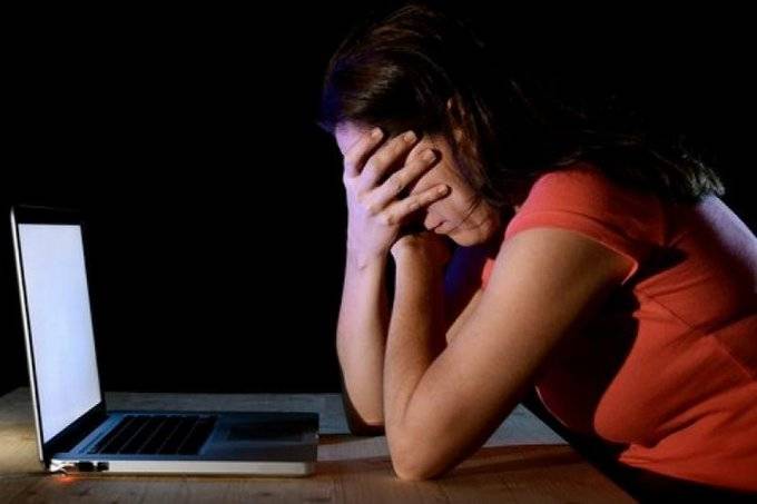 ابتزّها بصور غير لائقة..فوقع بقبضة 