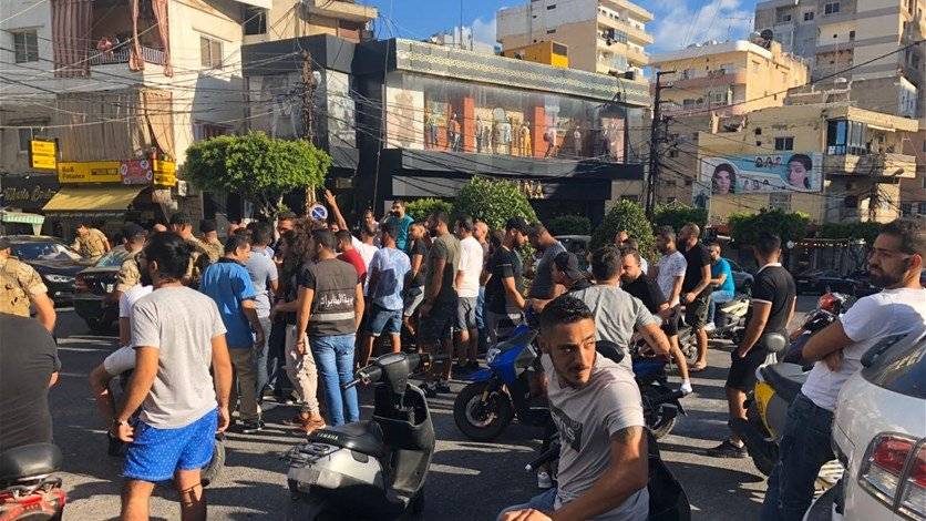 اعتصام في ساحة ابو ديب في صور احتجاجاً على الغلاء وسعر الدولار والتقنين