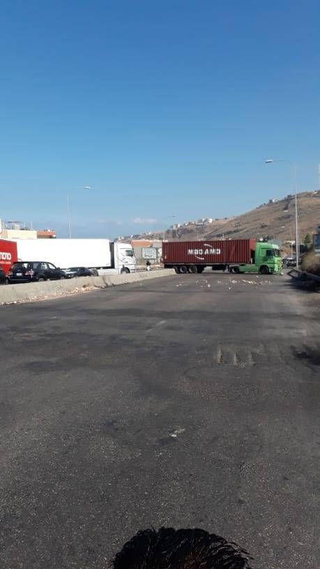 أوتوستراد الجية مقطوع بالاتجاهين وزحمة سير خانقة
