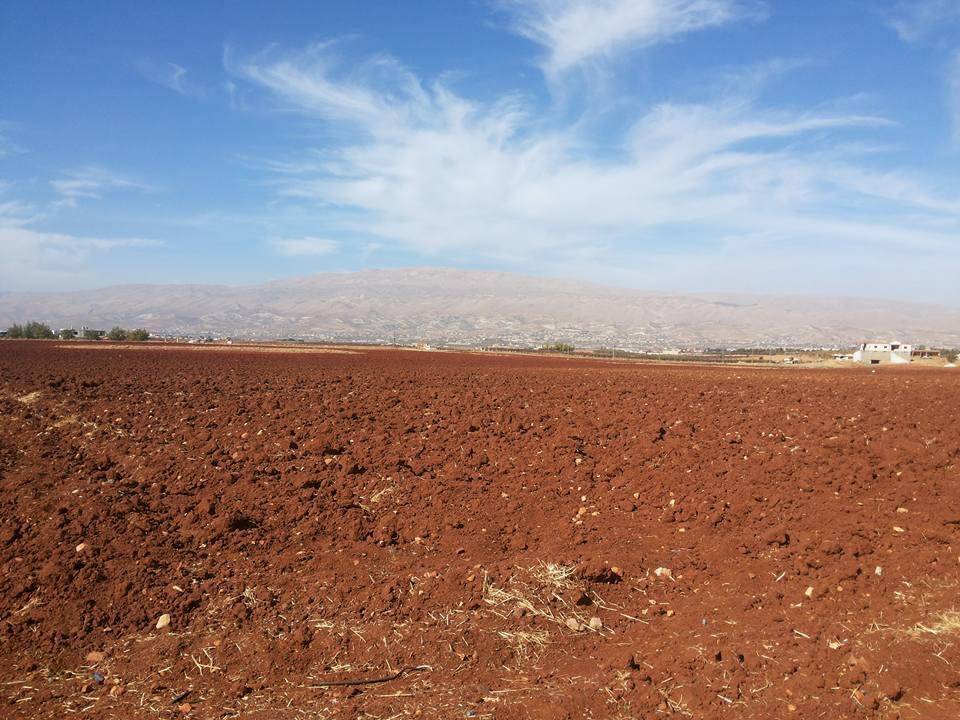 اطلاق نار وقذائف صاروخية على مزارعين في 
