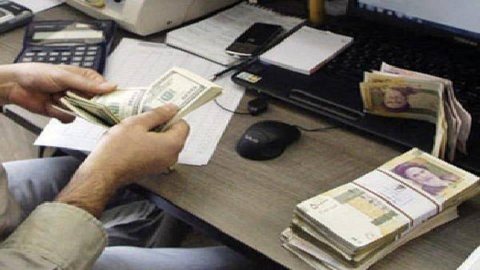 سقوط حر للعملة.. الإيرانيون يتهافتون على سوق الصرافة بطهران