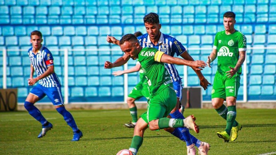 إلغاء مباراة في البرازيل بعد إصابة 14 لاعباً بكورونا