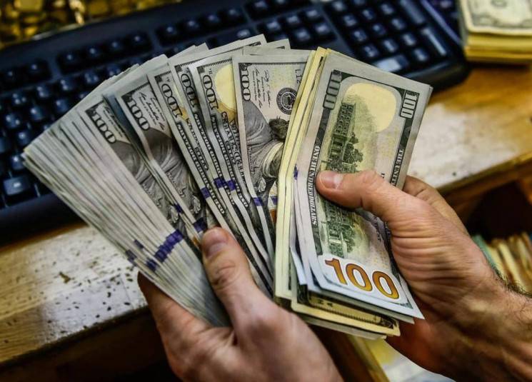 متلاعبون بالدولار بقبضة 