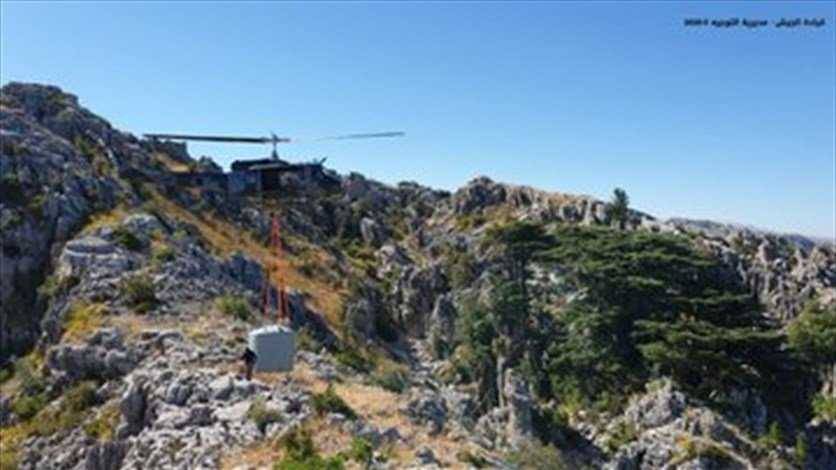 بالصور.. طوافة عسكرية تنقل خزانات مياه إلى محمية أرز جاج ‏