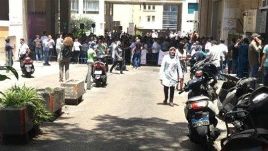 تضامناً مع الموظفين المصروفين..وقفة لأساتذة وأطباء في