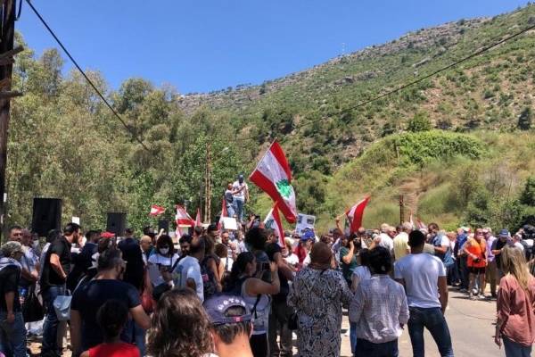 محتجون انطلقوا من ساحة الشهداء الى مرج بسري للتضامن مع المعتصمين