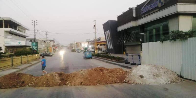 قطع طرق في عكار احتجاجاً على صدور مذكرة توقيف في حق 10 ناشطين
