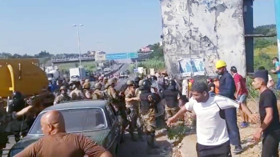 المحتجون قطعوا مجدداً طريق المحمرة بالاتجاهين