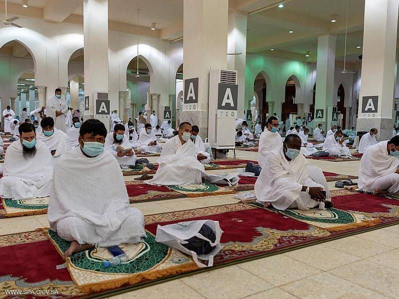 الحجاج يؤدون صلاتي الظهر والعصر في عرفات