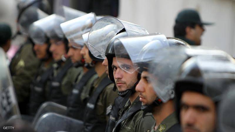 لا معدات ولا تعقيم.. سجناء إيران في وجه 