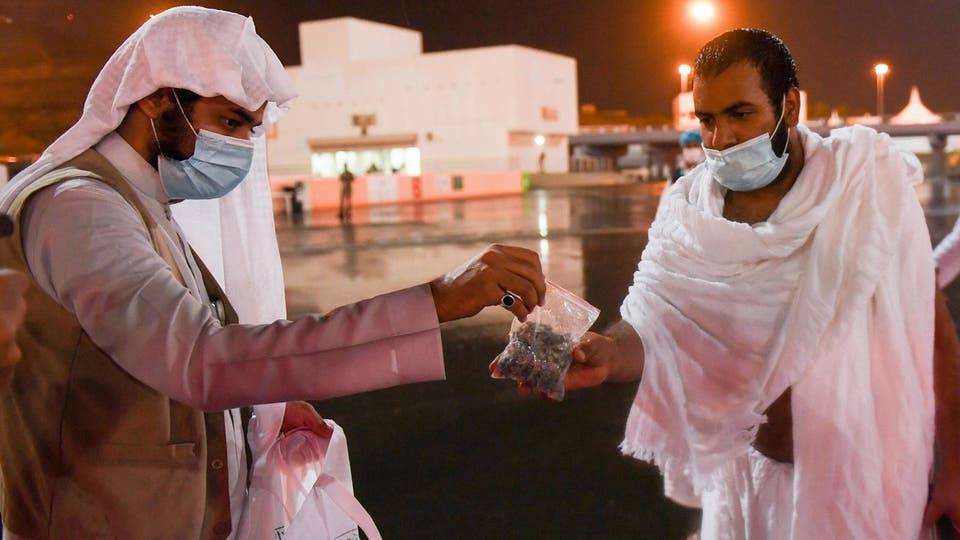 حجاج بيت الله يحلون بمشعر منى لرمي جمرة العقبة الكبرى