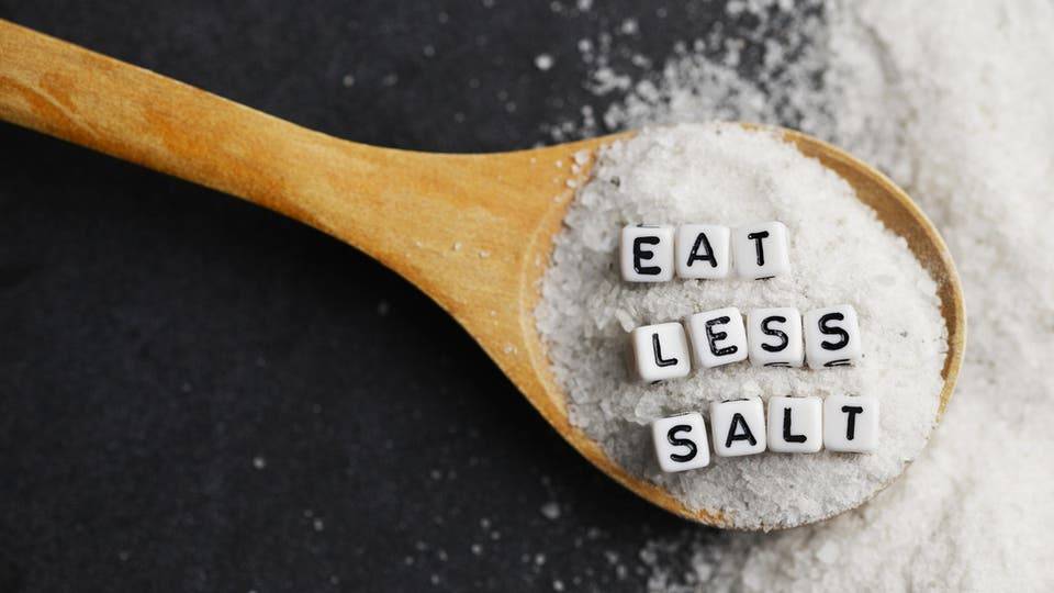 ماذا يحدث لجسمك إذا أكثرت من تناول الملح؟