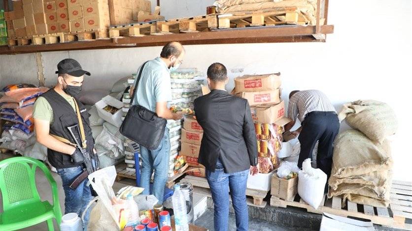 ضبط مواد غذائية منتهية الصلاحية في الاوزاعي