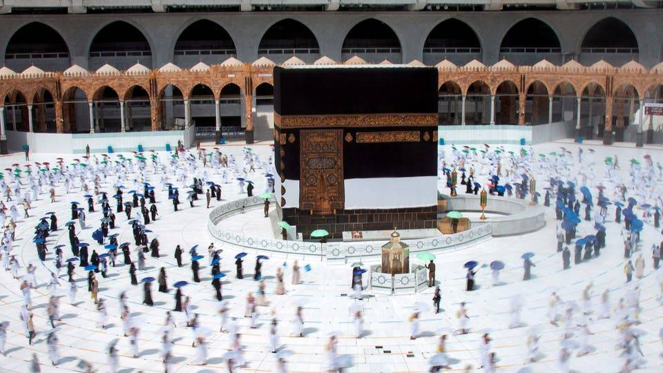 حجاج بيت الله الحرام يؤدون طواف الإفاضة