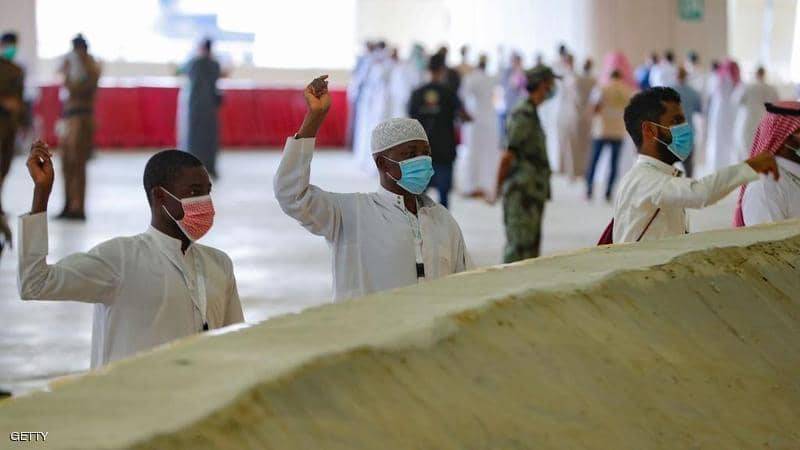 الحجاج يرمون الجمرات في ثاني أيام التشريق