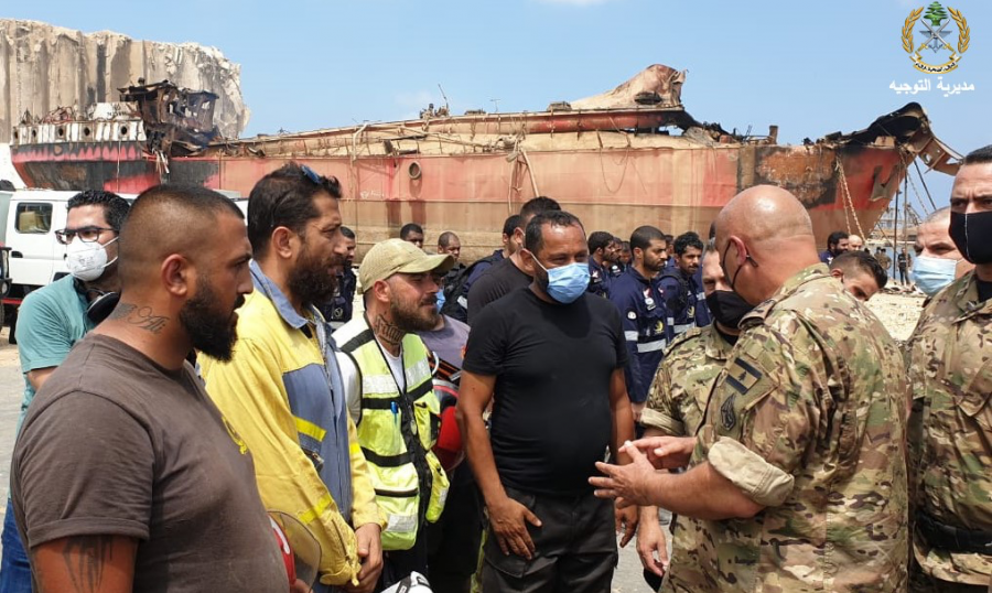 قائد الجيش يواكب فرق الانقاذ في المرفأ