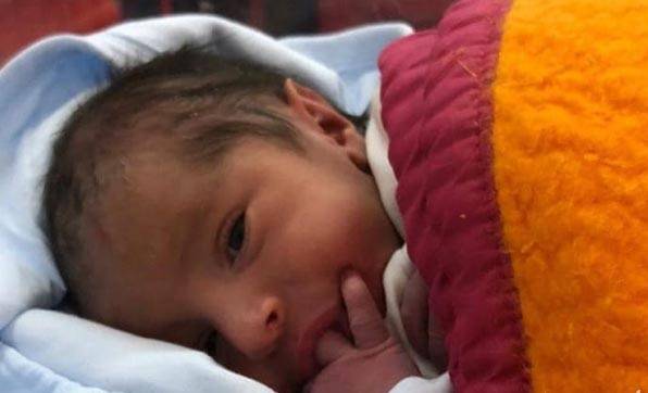 دوى الانفجار أثناء الولادة.. فأنجبت على ضوء الهاتف!