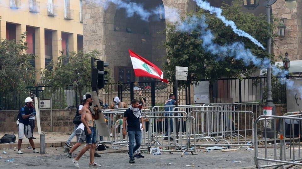 مواجهات عند جميع المنافذ المؤدية الى مجلس النواب